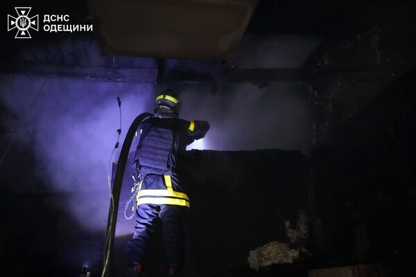 Ночной пожар на предприятии в Одессе: пламя тушили около 40 пожарных