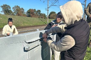 Двух молодых людей из Одесской области будут судить за диверсии на железной дороге и поджог автомобиля ВСУ