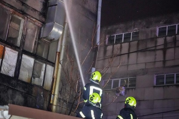 В Одессе горели девятиэтажка и склад: среди спасенных маленький ребенок