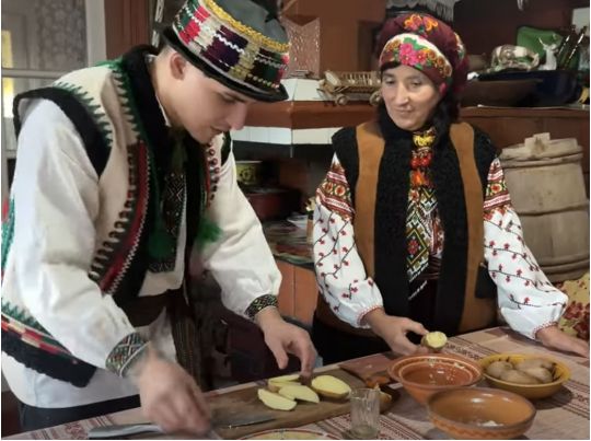 Гуцульська «саламаха»: скромний кулінар-красень Іван розповів, як замаринувати смачно оселедець
