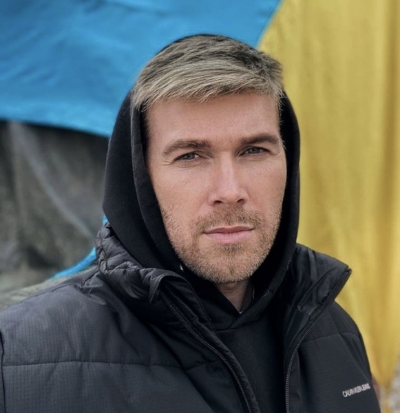 «Наводив на російський літак, перебуваючи на прямому зв’язку з Міноборони»: режисер Олексій Комаровський про пережите під час великої війни
