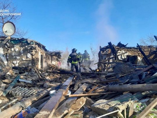 Окупанти вдарили авіабомбами по Костянтинівці: пошкоджено десятки будинків, є жертви (фото, відео)