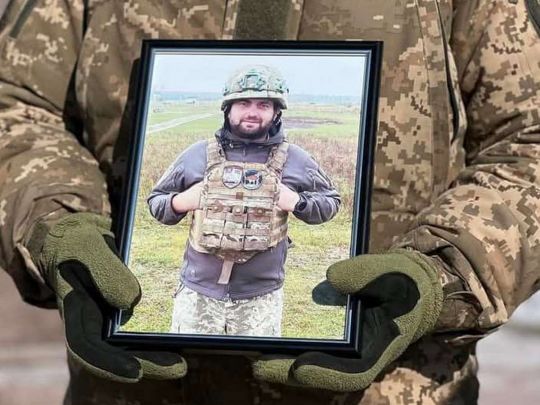 Осиротіли троє синів: у Рівному поховали бійця, який не зміг пережити важке поранення