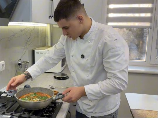 Шакшука: скромний кулінар-красень Іван розповів, як приготувати «королівську яєчню» на сніданок