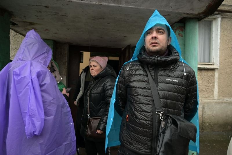 Тієї миті хлопець був у туалеті, а диван, з якого щойно встав, привалило плитами: родина дивом вижила під час ракетного удару по Полтаві