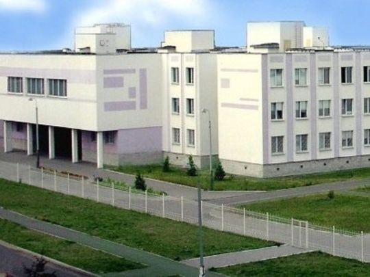 «Усім нам — величезна жирна „двійка“. Але війна „двійок“ не ставить…»: у мережі скандал через спектакль у київській школі