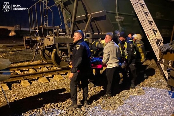 На железной дороге в Одессе двух подростков поразило током: один из них скончался (обновлено)