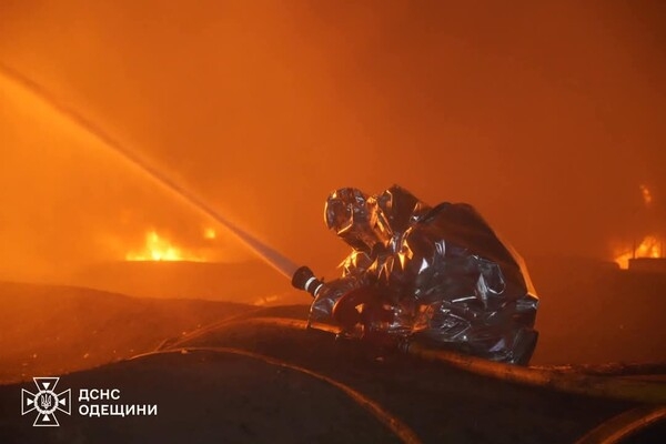 Горят детские игрушки и резервуар с горючим: последствия дронового удара по Одессе