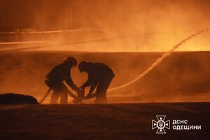 Горят детские игрушки и резервуар с горючим: последствия дронового удара по Одессе
