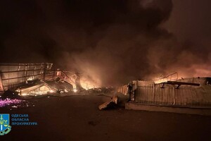 Горят детские игрушки и резервуар с горючим: последствия дронового удара по Одессе
