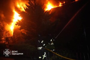 Горят детские игрушки и резервуар с горючим: последствия дронового удара по Одессе