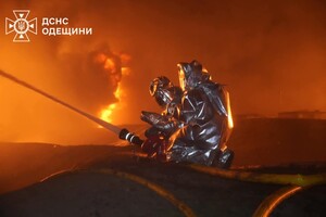 Горят детские игрушки и резервуар с горючим: последствия дронового удара по Одессе