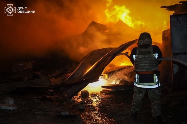Пожар, повреждения домов и пострадавший: последствия ночного обстрела Одесской области (обновлено)