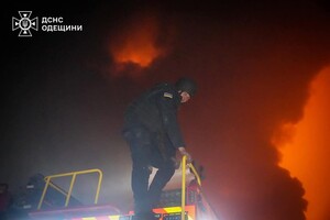 Горят детские игрушки и резервуар с горючим: последствия дронового удара по Одессе