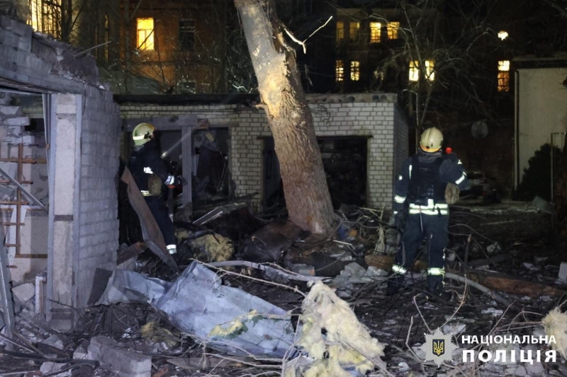 Дроном — по лікарні: вночі ворожі безпілотники масовано атакували центр Харкова (фото, відео)