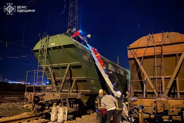 На железной дороге в Одессе двух подростков поразило током: один из них скончался (обновлено)