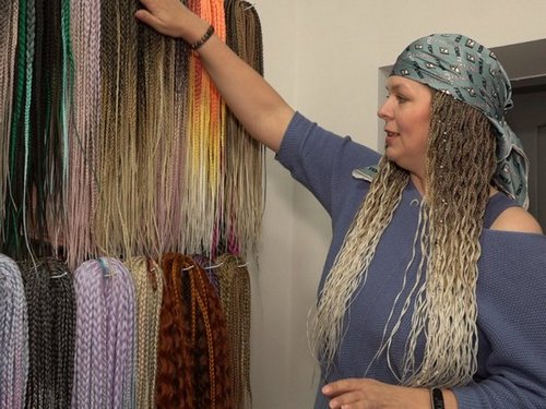 «Кожна варта бути красивою»: черкащанка плете коси для жінок, які через хворобу втратили волосся