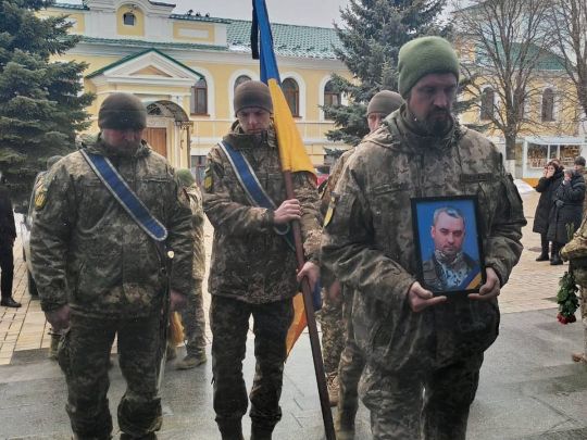 Ледь устиг вивезти родину з Бучі: на Київщині поховали офіцера, який поліг на Луганщині