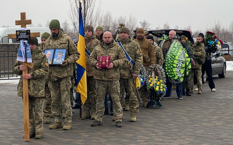 Ледь устиг вивезти родину з Бучі: на Київщині поховали офіцера, який поліг на Луганщині