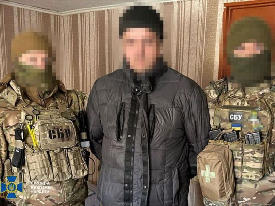 Наводили удари на оборонців Донеччини: СБУ затримала двох агентів росії