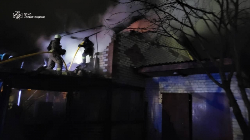 Нічна атака ворога: в Чернігові «шахед» влучив в пʼятиповерхівку