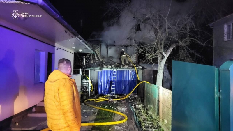 Нічна атака ворога: в Чернігові «шахед» влучив в пʼятиповерхівку