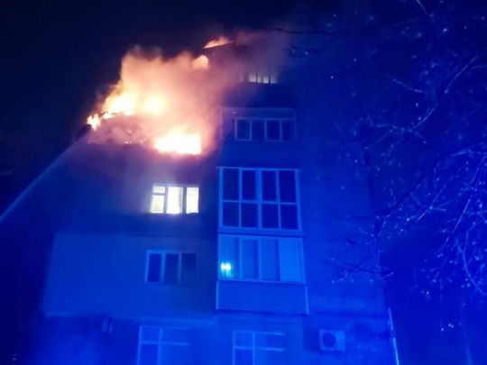 Нічна атака ворога: в Чернігові «шахед» влучив в пʼятиповерхівку