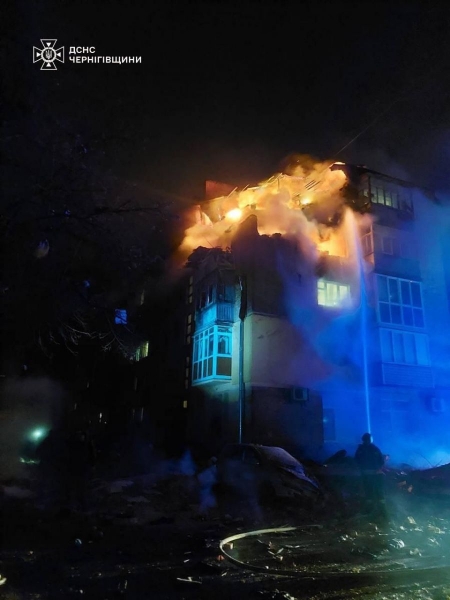 Нічна атака ворога: в Чернігові «шахед» влучив в пʼятиповерхівку