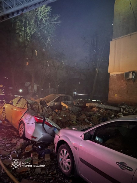 Нічна атака ворога: в Чернігові «шахед» влучив в пʼятиповерхівку