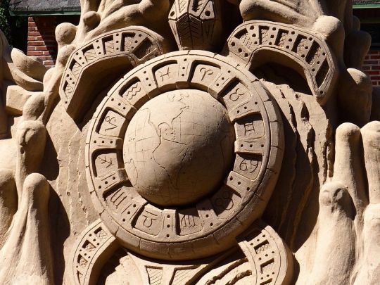 Підвищення зарплати та кар'єрне зростання: три знаки Зодіаку стануть багатшими у квітні