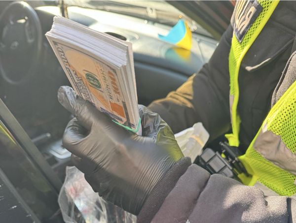 Продавали «білі квитки» за 20−25 тисяч доларів: у Києві ліквідували чергові «схеми» для ухилянтів