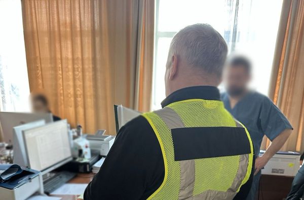 Продавали «білі квитки» за 20−25 тисяч доларів: у Києві ліквідували чергові «схеми» для ухилянтів