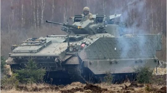Справжня українська стійкість: принц Вільям проїхався на танку біля кордону з росією (фото, відео)