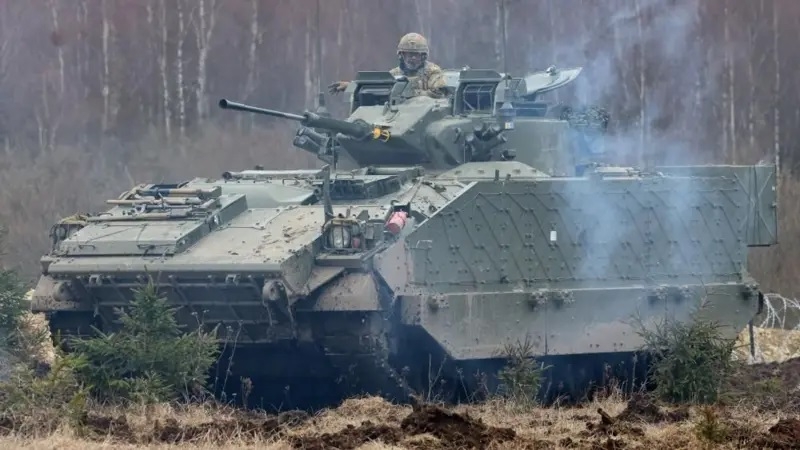 Справжня українська стійкість: принц Вільям проїхався на танку біля кордону з росією (фото, відео)