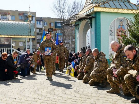 Три важких роки очікування: на Закарпатті поховали прах воїна полку «Азов»