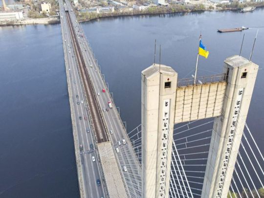 У Києві частково відновили рух автівок Південним мостом