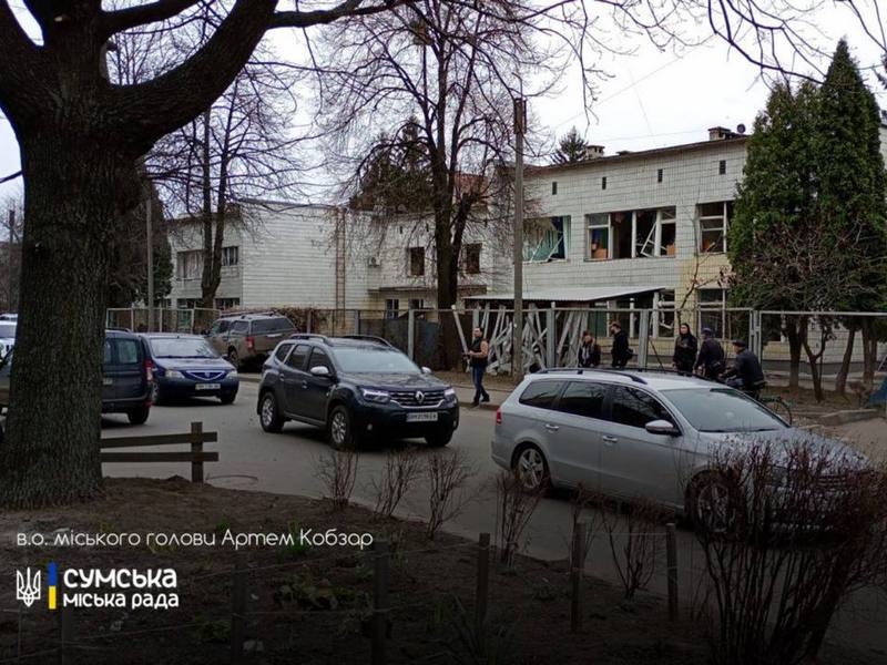 В епіцентрі школа і дитяча лікарня: російські війська завдали удару по центру Сум