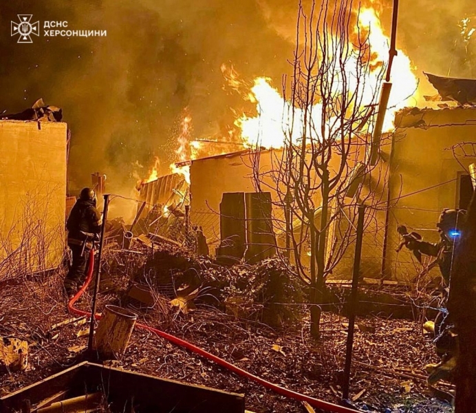 Вночі у Чернігові ворожий дрон прилетів у багатоповерхівку (фото)