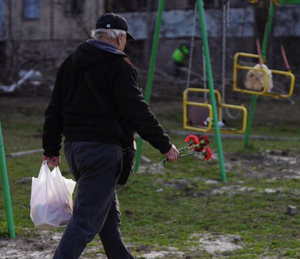 1137-й день війни: в Кривому Розі прощаються із загиблими, в Києві рятувальники продовжують розбирати завали після російської атаки
