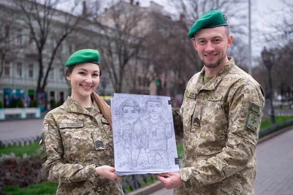 Художник-карикатурист из Одессы передал шаржи на передовую