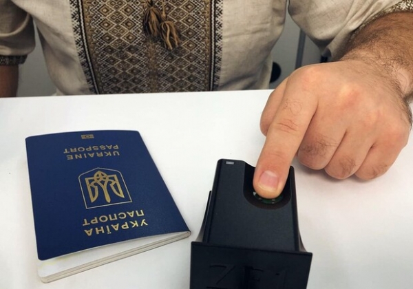 Украинцам за границей упростили оформление паспортов 
