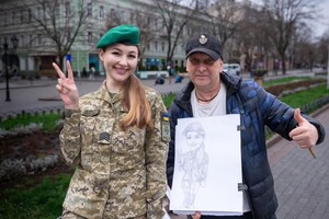 Художник-карикатурист из Одессы передал шаржи на передовую