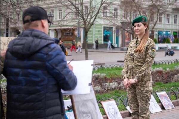 Художник-карикатурист из Одессы передал шаржи на передовую