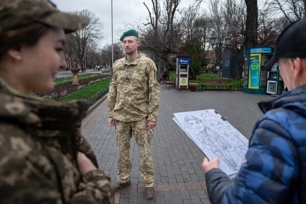 Художник-карикатурист из Одессы передал шаржи на передовую