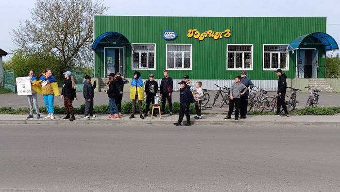 «Найкраща подяка, коли пишуть військові»: як учні з Рівненської області велопробігами наближають перемогу