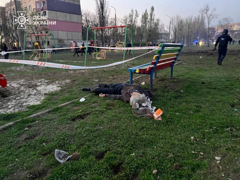 Росіяни завдали удару баллістикою по центру Кривого Рогу — поряд з дитячим майданчиком: багато загиблих (фото, відео)