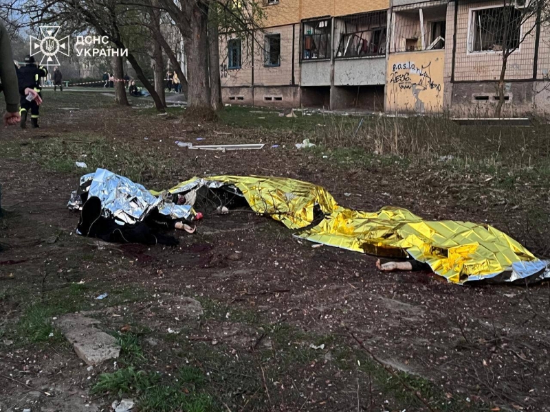 Росіяни завдали удару баллістикою по центру Кривого Рогу — поряд з дитячим майданчиком: багато загиблих (фото, відео)