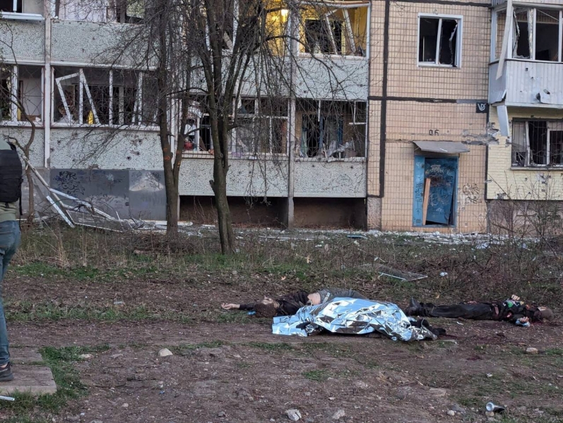 Росіяни завдали удару баллістикою по центру Кривого Рогу — поряд з дитячим майданчиком: багато загиблих (фото, відео)