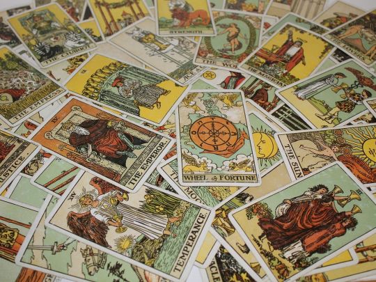 Близнюкам — «Сонце», Тельцям — «Колесо Фортуни», а Терезам — «Король Пентаклів»: Таро-прогноз і поради карт на 7 червня