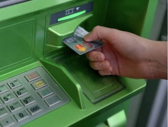 Можуть заблокувати картку навіть за переказ від родичів: що потрібно знати українцям